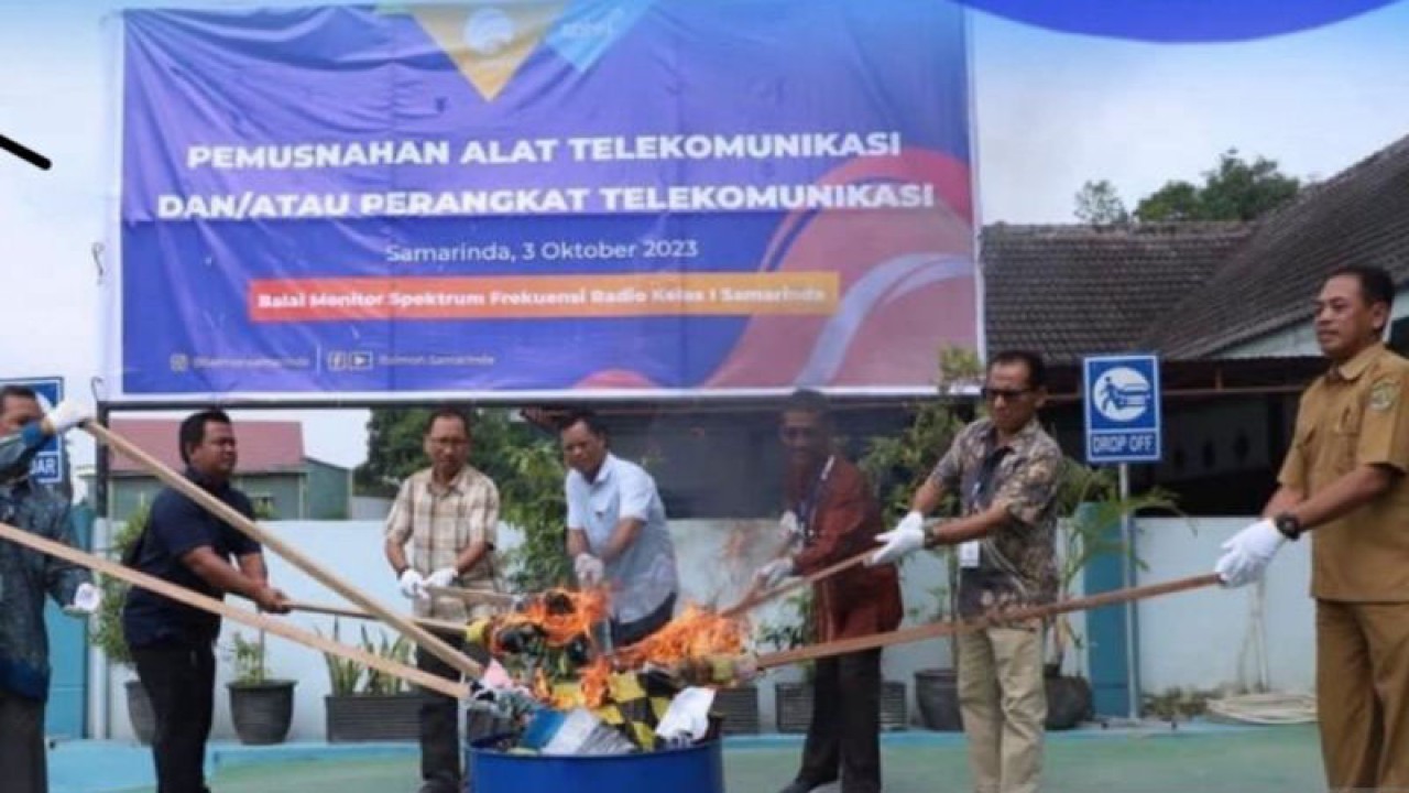 Balai Monitoring (Balmon) Spektrum Frekuensi Radio Kelas I Samarinda, Kalimantan Timur memusnahkan 11 alat telekomunikasi yang melanggar aturan dan tidak memiliki izin. ANTARA/Diskominfo Kalimantan Timur