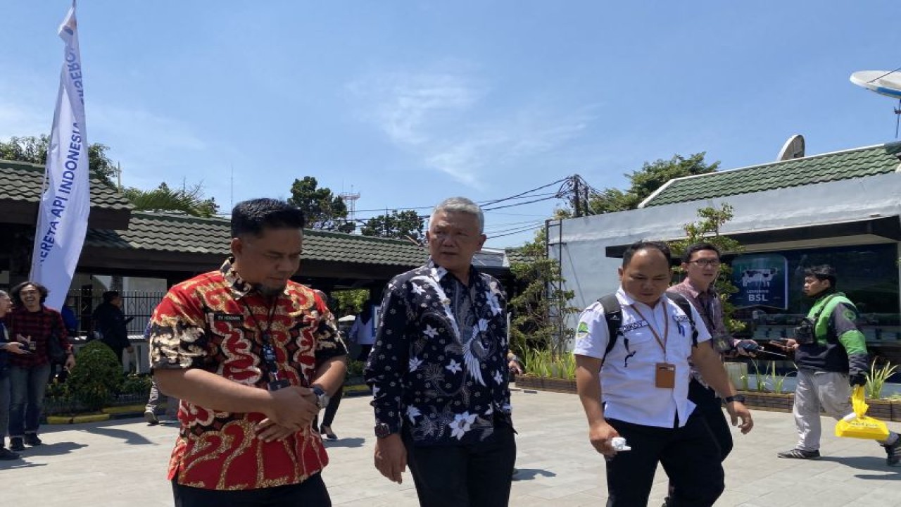 Penjabat (Pj) Wali Kota Bandung Bambang Tirtoyuliono saat ditemui di Stasiun Bandung, Jawa Barat (2/10/2023). ANTARA/Rubby Jovan