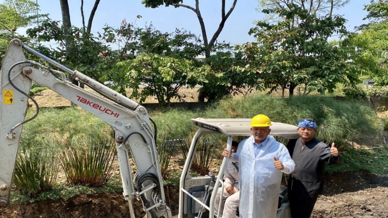 Penjabat Wali Kota Bandung Bambang Tirtoyuliono (kiri) dan Sekretaris Daerah Kota Bandung Ema Sumarna (kanan) saat menjajal alat berat untuk mengeruk sedimen sungai di Kolam Retensi Rancabolang, Bandung, Kamis (5/10/2023). (ANTARA/Rubby Jovan)