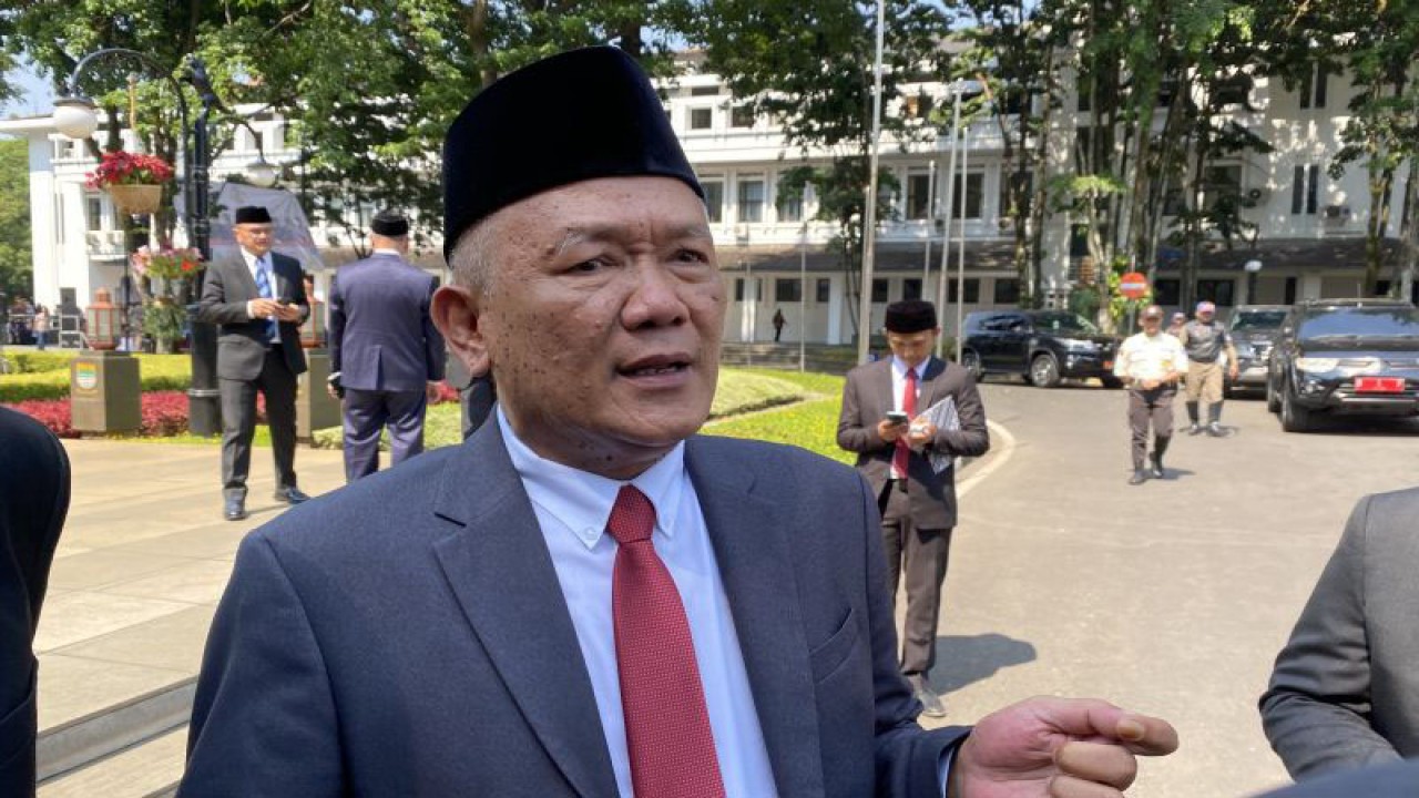 Kata Penjabat (Pj) Wali Kota Bandung, Bambang Tirtoyuliono saat memberikan keterangan usai upacara Hari Sumpah Pemuda di Plaza Balai Kota, Bandung, Jawa Barat, Sabtu (28/10/2023). (ANTARA/Rubby Jovan)