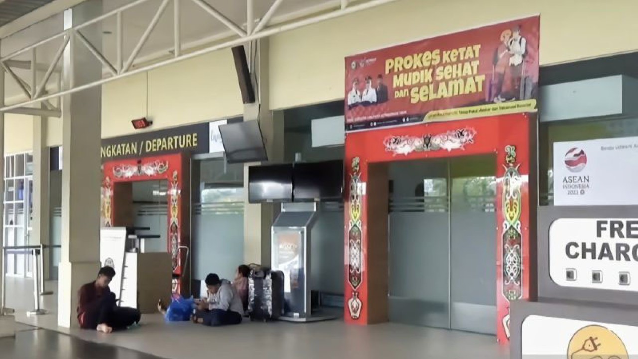 Penumpang jurusan Sampit-Surabaya di Bandara Haji Asan Sampit hanya bisa pasrah menerima keberangkatan pesawat terpaksa dibatalkan akibat jarak pandang terganggu pekatnya asap kebakaran lahan, Minggu (8/10/2023). (ANTARA/Norjani)