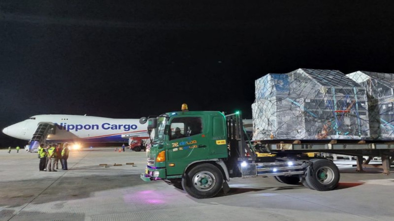 Logistik pebalap MotoGP tiba saat tiba di Bandara Internasional Lombok, Nusa Tenggara Barat, Selasa (3/10/2023). ANTARA/HO-Humas Bandara Lombok