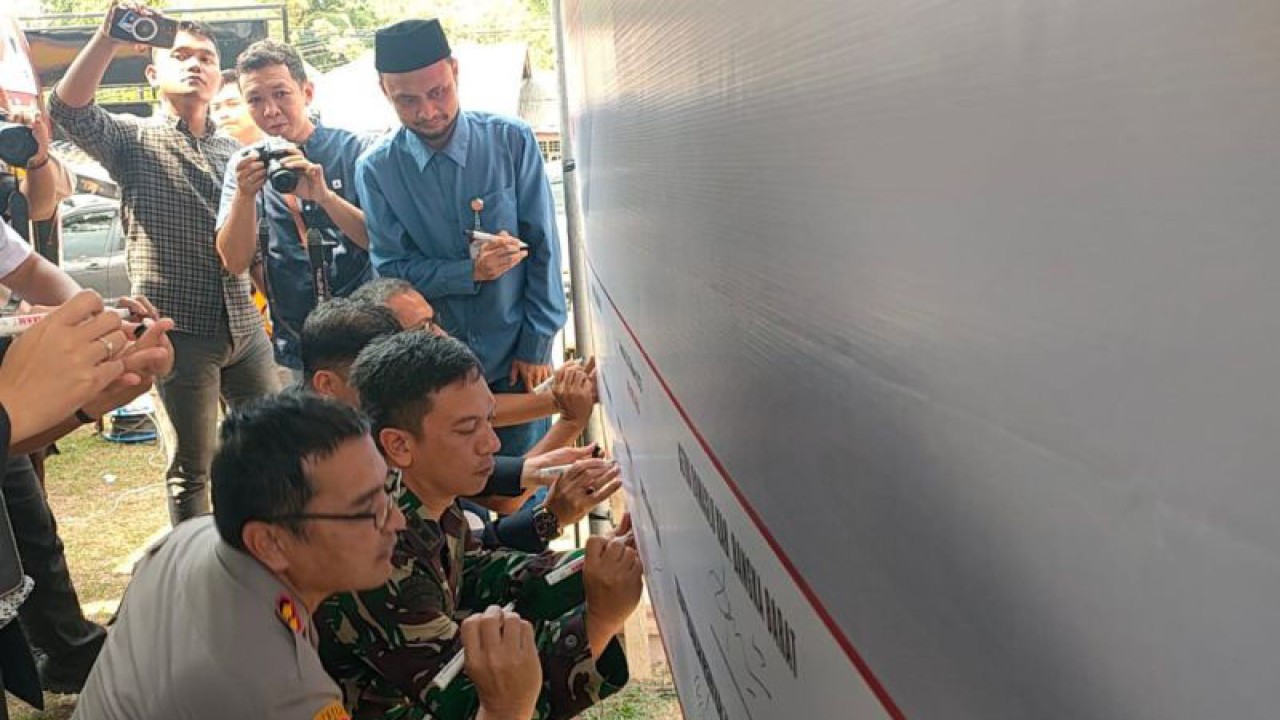 Kapolres Bangka Barat bersama sejumlah pejabat Forkopimda Kabupaten Bangka Barat melakukan deklarasi sekaligus penandatangan kesepakatan pemilu damai. (ANTARA/ Donatus Dasapurna)