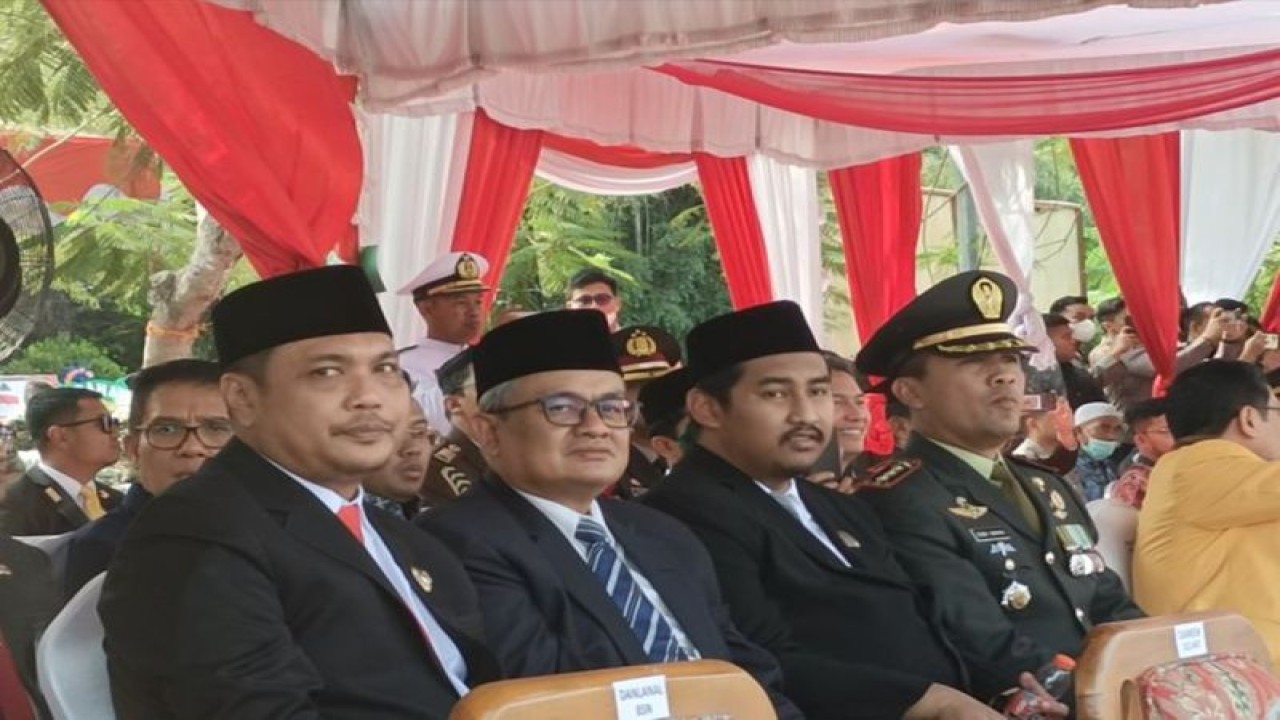 Wali Kota Banjarbaru, Muhammad A Ariffin, saat mengikuti upacara HUT ke-78 TNI tahun 2023 yang dipusatkan di Lapangan Dr Murdjani Banjarbaru, Kalimantan Selatan, Kamis (5/10/2023). ANTARA
