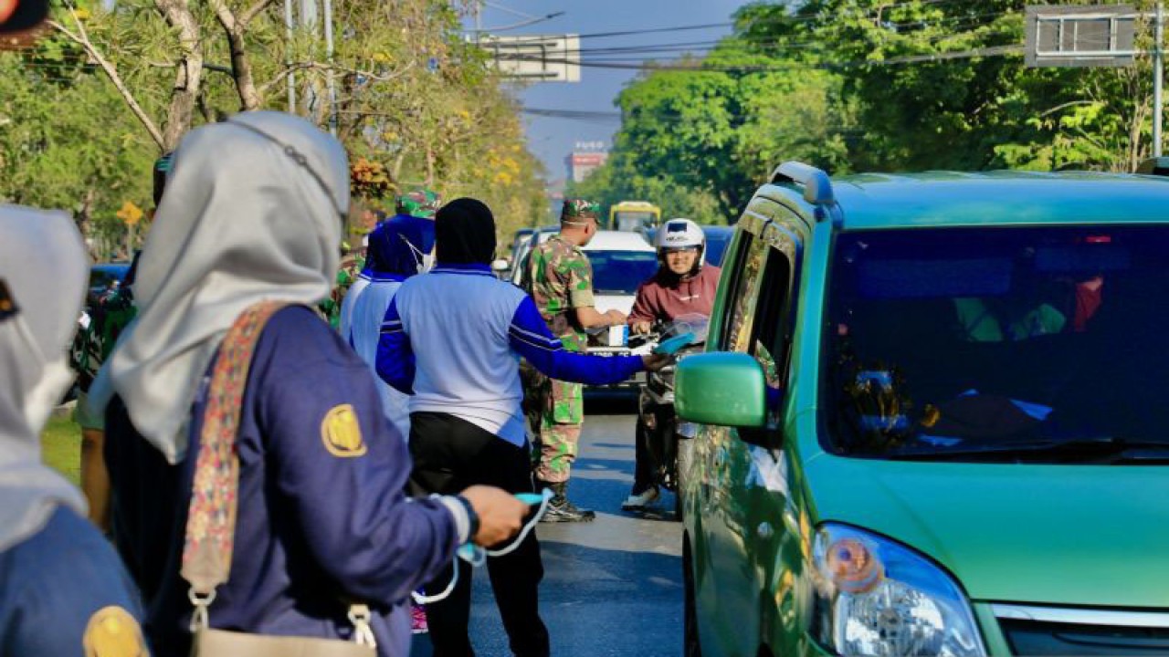 Forum Koordinasi Pimpinan Daerah (Forkopimda) Banjarmasin membagikan ribuan lembar masker ke masyarakat  di Jalan Ahmad Yani, Kota Banjarmasin, Kalimantan Selatan, Jumat (6/10/2023). (ANTARA/Tumpal Andani Aritonang)