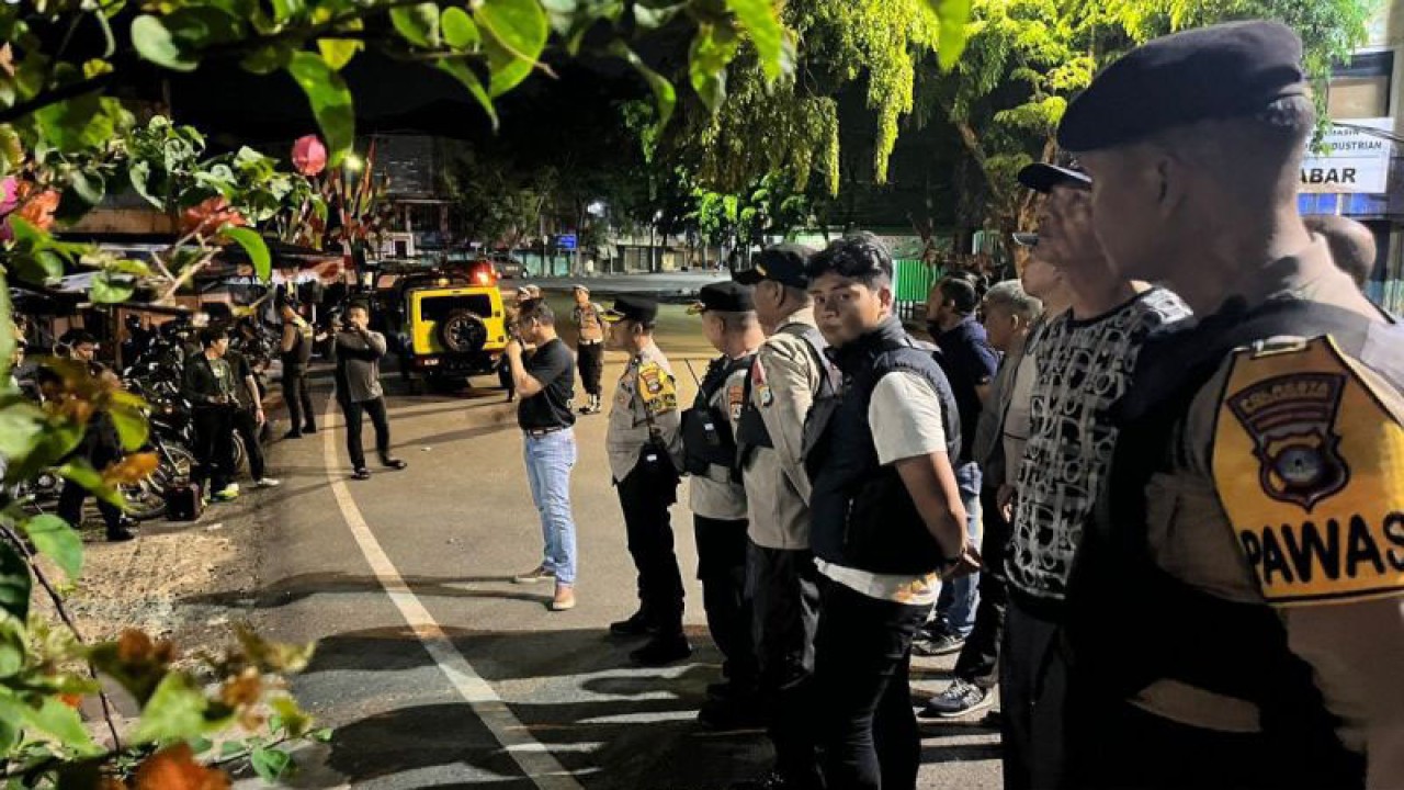 Kapolresta Banjarmasin Kombes Pol Sabana Atmojo memberikan pengarahan kepada anggota yang melaksanakan patroli tengah malam guna mengantisipasi aksi genk motor anarkis di Banjarmasin, Selasa (24/10/2023) dini hari. (ANTARA/Gunawan Wibisono)