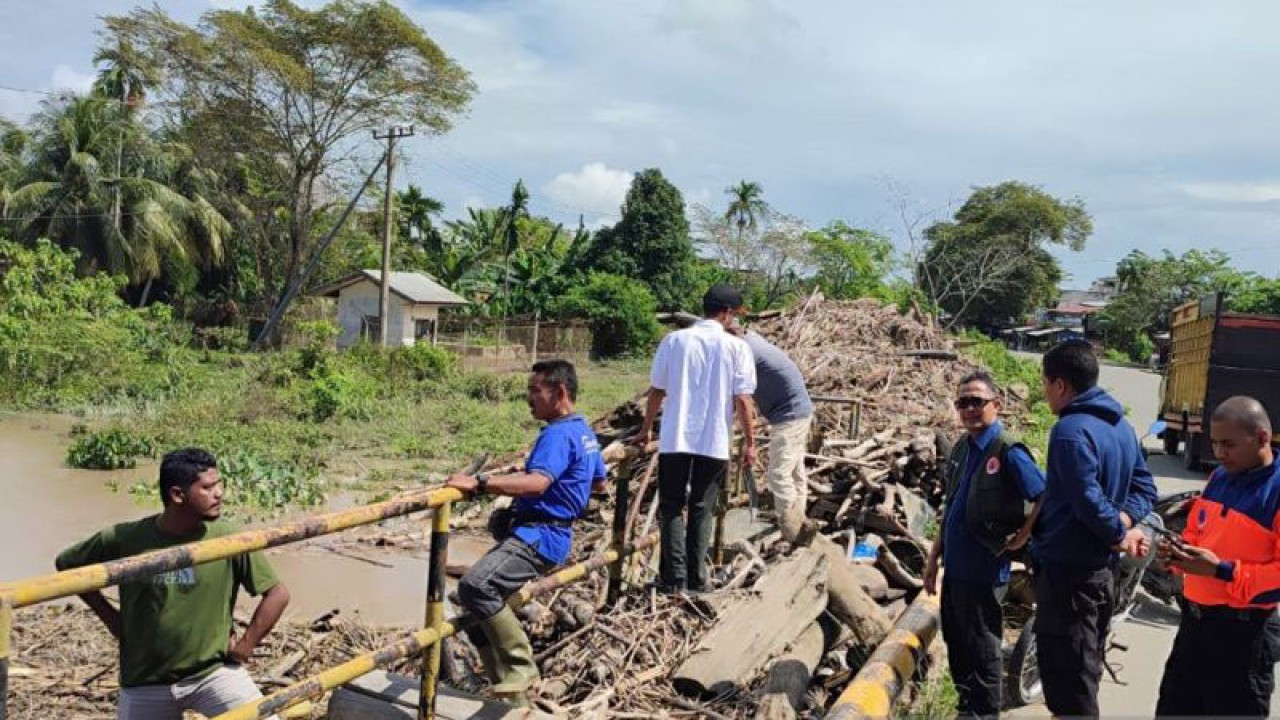 Petugas BPBD Aceh Utara meninjau wilayah setempat pasca banjir di Kabupaten Aceh Utara, Rabu (11/10/2023). (ANTARA/HO-BPBD Aceh Utara)