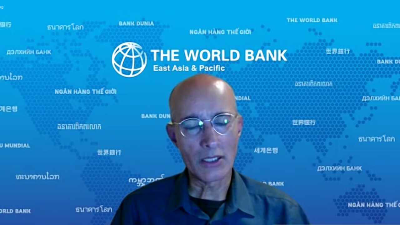 Kepala Ekonom Bank Dunia untuk Asia Timur dan Pasifik Aaditya Mattoo menyampaikan Laporan World Bank East Asia and Pacific Economic Update Oktober 2023 dalam konferensi pers virtual di Jakarta, Senin (2/10/2023). ANTARA/Martha Herlinawati Simanjuntak