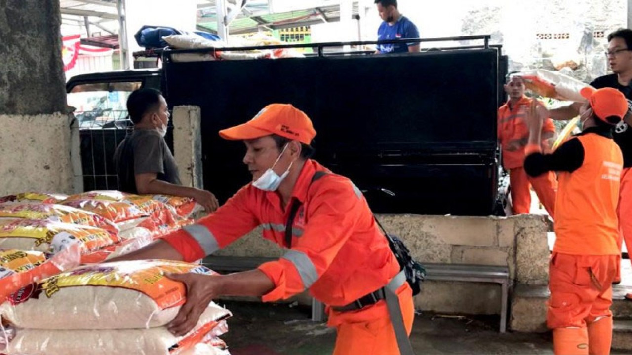 Arsip Foto - Penyaluran bansos beras kepada warga di RW 10 Kramat Jati, Jakarta Timur, Rabu (11/8/2021). ANTARA/Anisyah Rahmawati