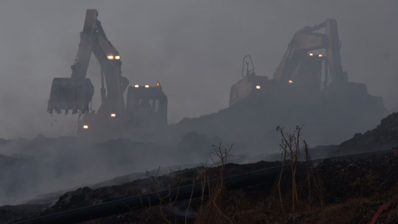 Sejumlah petugas menggunakan eskavator melakukan proses pendinginan TPST (Tempat Pembuangan Sampah Terpadu) Bantargebang, Bekasi, Jawa Barat, Minggu (29/10/2023). Menurut keterangan Dinas Lingkungan Hidup (DLH) DKI Jakarta sebanyak 19 mobil pemadam dikerahkan untuk memadamkan api pada kebakaran yang terjadi pada pukul 13.30 WIB dan penyebab kebakaran di zona 2 TPST tersebut masih dalam penyelidikan. ANTARA FOTO/ Fakhri Hermansyah/nz (ANTARA FOTO/Fakhri Hermansyah)