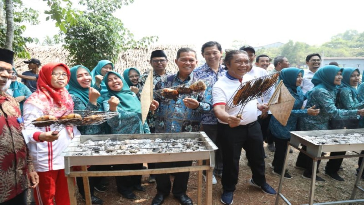 Walikota Serang Syafrudin bersama dengan Pj Gubernur Banten Al Muktabar dan anggota PKK Banten di Lingkungan Sepang Baru, Kelurahan Sepang, Kecamatan Taktakan, Serang, Banten, Jumat (20/10/2023). (ANTARA/Desi Purnama Sari)