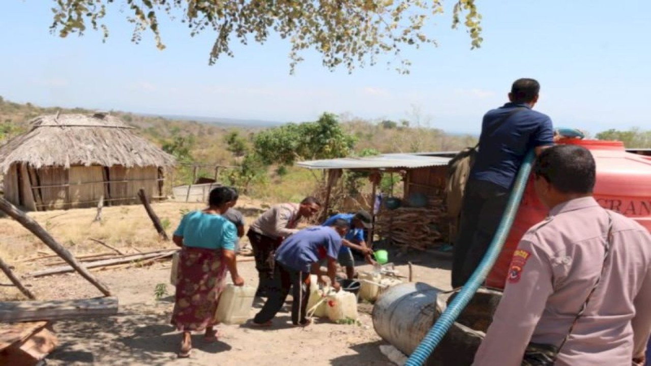 Anggota Polres Kupang mendistribusikan bantuan air bersih bagi warga Desa Oesina, Kabupaten Kupang, Provinsi Nusa Tenggara Timur. (ANTARA/HO-Humas Polres Kupang)