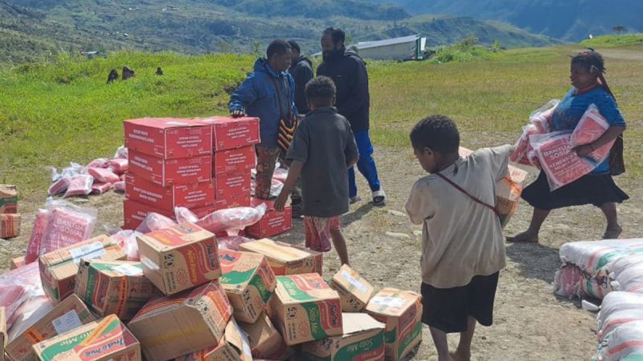 Warga menurunkan bahan makanan dari pesawat terbang di Distrik Amuma, Kabupaten Yahukimo, Papua Pegunungan, Kamis (26/10/2023). (ANTARA FOTO/HO/Humas BNPB/wpa/Spt)