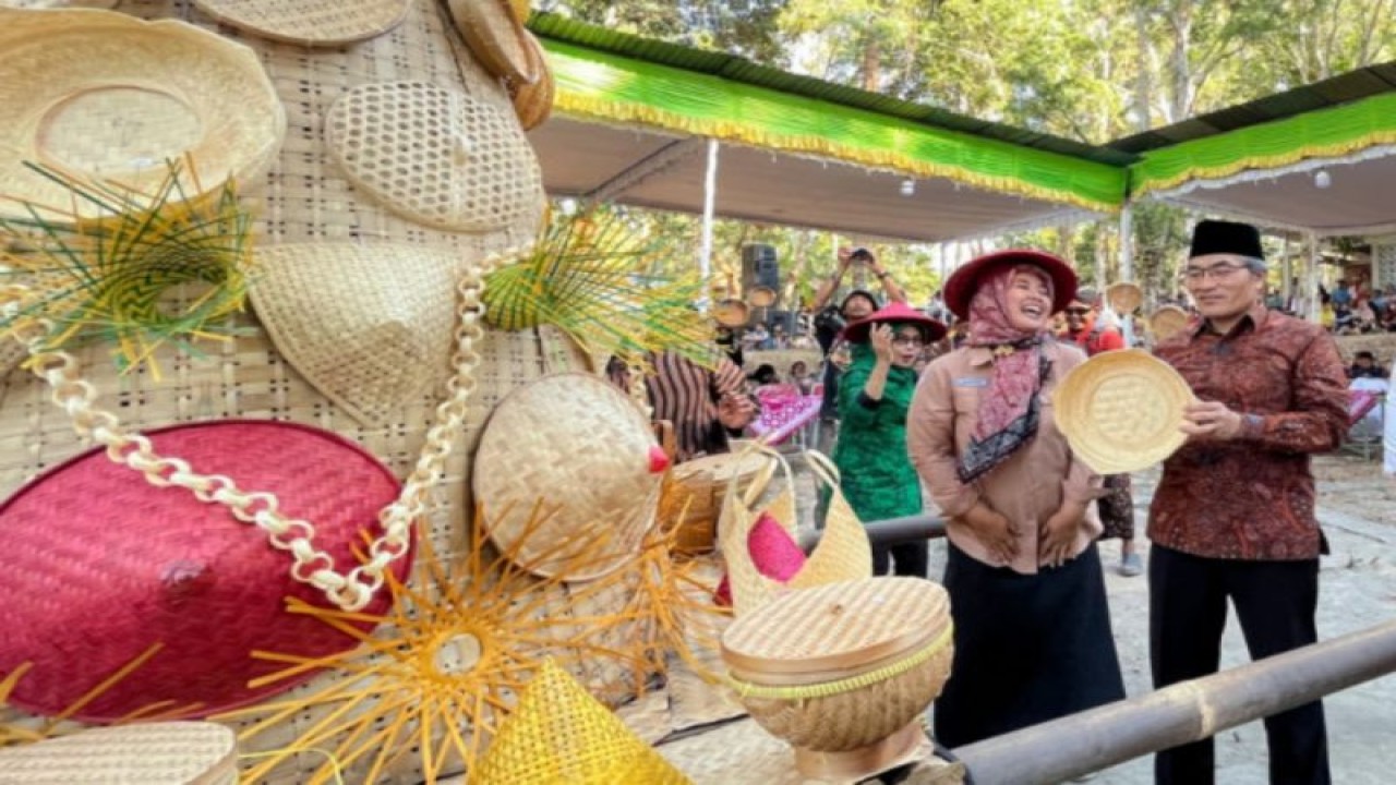 Produk kerajinan bambu dipajang dalam kegiatan Gerebeg Bambu di Kelurahan Munthuk, Dlingo, Kabupaten Bantul, Daerah Istimewa Yogyakarta. Minggu (1/10/2023) (ANTARA/HO-Kominfo Pemkab Bantul)