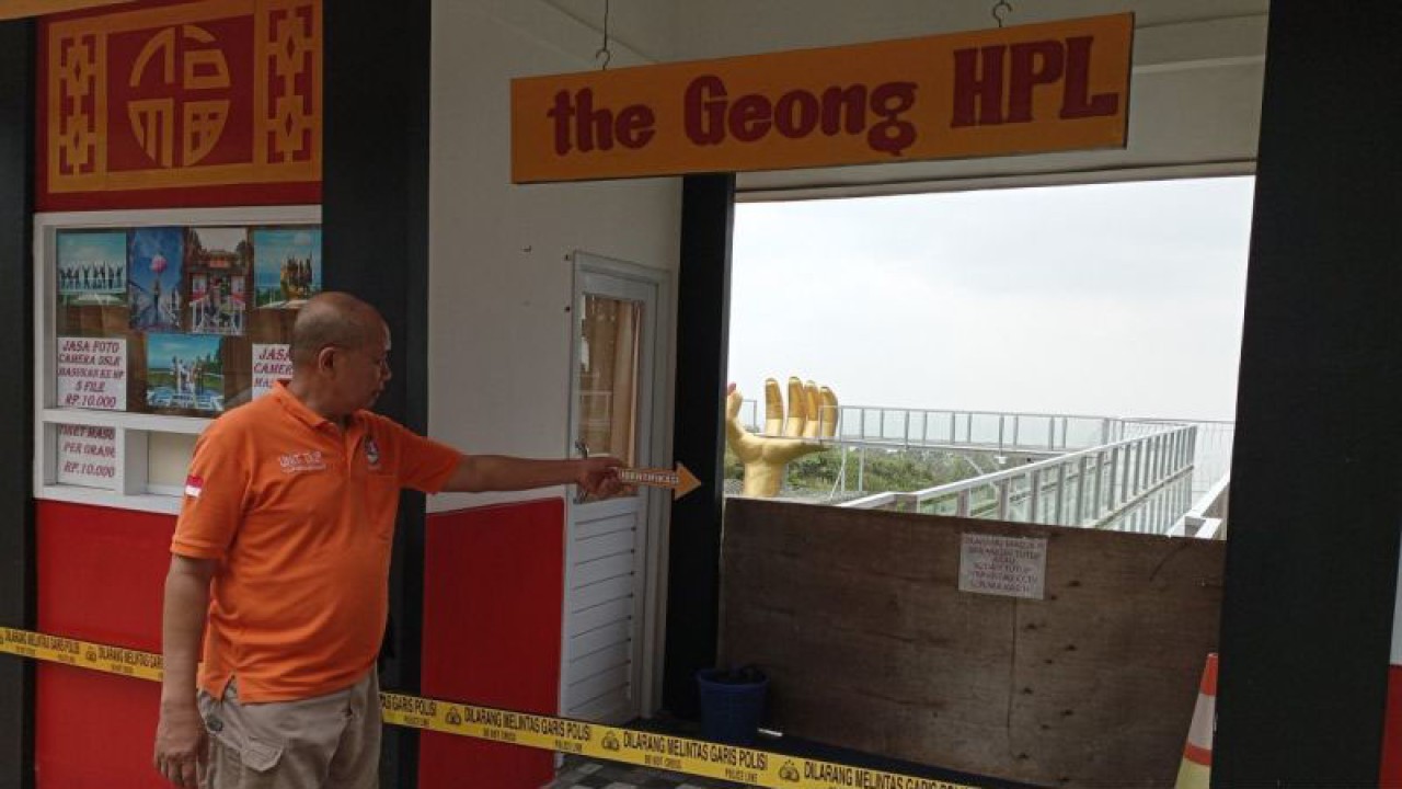 Petugas Polresta Banyumas melakukan olah tempat kejadian perkara di wahana jembatan kaca, kawasan wisata Hutan Pinus Limpakuwus (HPL), Kabupaten Banyumas, Jawa Tengah, Rabu (25/10/2023). (ANTARA/Sumarwoto)