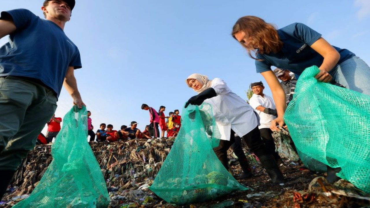 Bupati Banyuwangi Ipuk Fiestiandani bersama Sungai Watch bersih-bersih sampah di Pantai Tratas Kecamatan Muncar, Banyuwangi, jawa Timur. ANTARA/HO-Humas Pemkab Banyuwangi