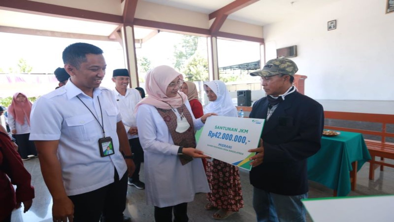 Bupati Banyuwangi Ipuk Fiestiandani saat menyerahkan santunan kematian secara simbolis kepada ahli waris kader posyandu. ANTARA/HO-Humas Pemkab Banyuwangi.