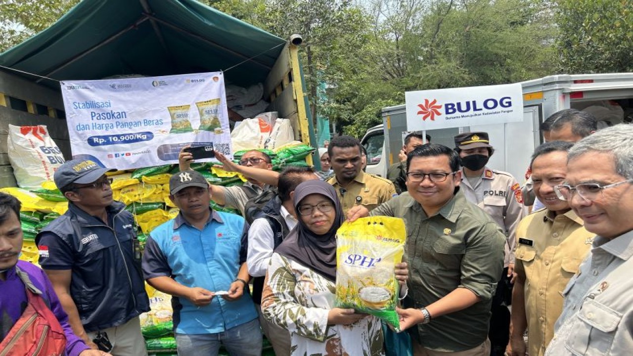 Kepala Badan Pangan Nasional (Bapanas)/National Food Agency (NFA) Arief Prasetyo Adi (kanan) saat memberikan beras kepada masyarakat pada acara Gerakan Pangan Serentak di lingkungan Kementerian Pertanian, Jakarta, Senin (16/10/2023). ANTARA/Kuntum Riswan