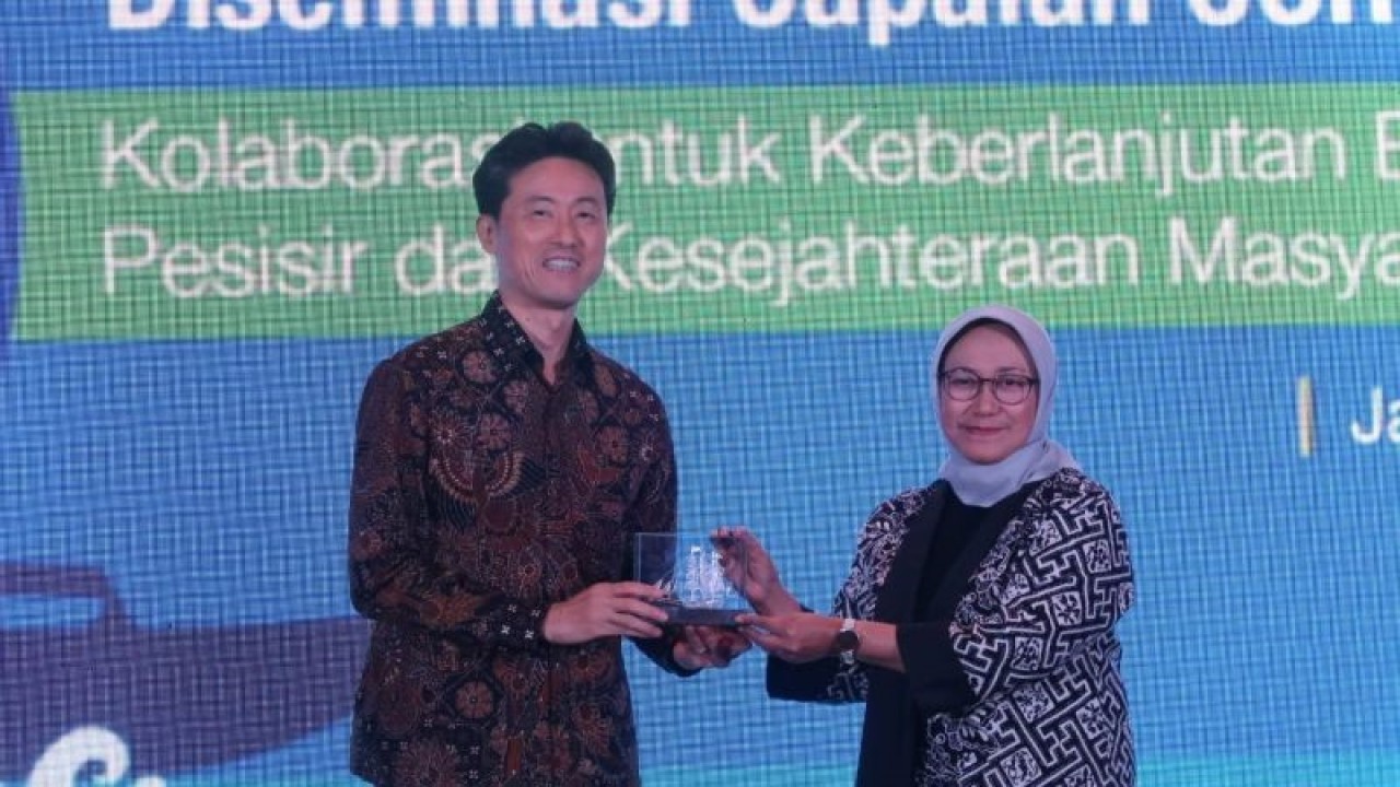Deputi Bidang Kemaritiman dan Sumber Daya Alam Bappenas Vivi Yulaswati (kanan) memberikan cinderamata kepada ADB Country Director for Indonesia Jiro Tominaga (kiri) saat lokakarya penutupan proyek dan diseminasi Coremap-CTI di Hotel Fairmont, Jakarta, Selasa (15/8/2023). (ANTARA/Sugiharto Purnama)