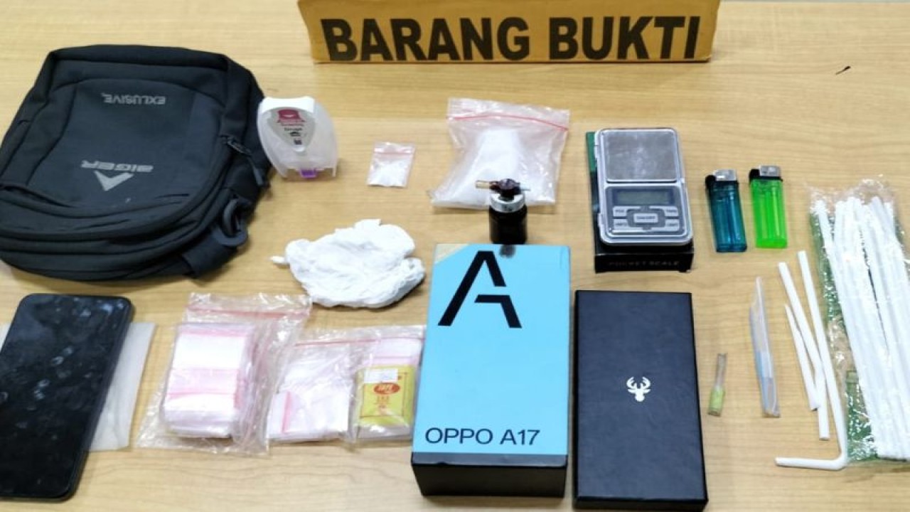 Barang bukti penangkapan narkoba jenis sabu yang telah merambah ke tingkat desa di Kecamatan Mentebah, di wilayah Kapuas Hulu, Kalimantan Barat. ANTARA/HO-Humas Polres Kapuas Hulu. (Teofilusianto Timotius)