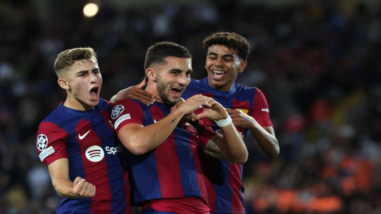 Pemain Barcelona Ferran Torres (tengah), bersama Fermin Lopez (kiri) dan Lamine Yamal (kanan) merayakan gol yang tercipta pada pertandingan Grup H Liga Champions melawan Shakhtar Donetsk, yang dimainkan di Estadi Olimpic Lluis Companys, Barcelona, Rabu (25/10/2023). (ANTARA/AFP/LLUIS GENE)