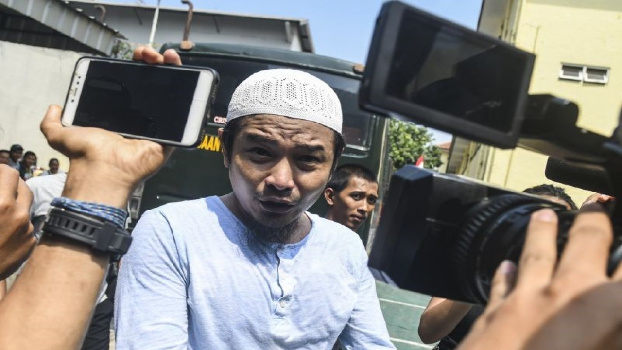 Terdakwa kasus penyalahgunaan narkoba Zul Zivilia bersiap menjalani sidang putusan di Pengadilan Negeri Jakarta Utara, Jakarta, Rabu (18/12/2019). (ANTARA FOTO/Galih Pradipta/pd)