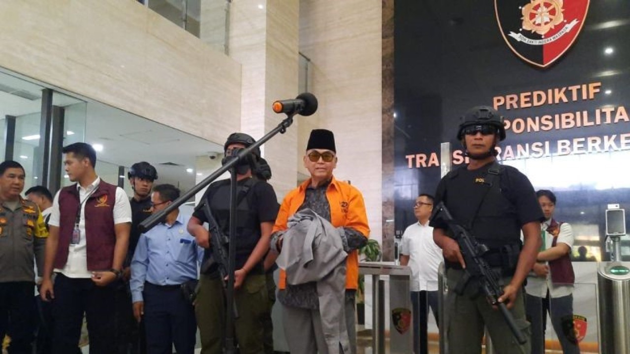 Tersangka dugaan tindak pidana penistaan agama Panji Gumilang mengenakan baju tahanan dengan tangan diborgor menggunakan kabel ties saat pelimpahan tahap II dari Bareskrim Polri ke Kejari Indramayu, Jawa Barat, Senin (30/10/2023). (ANTARA/Laily Rahmawaty)