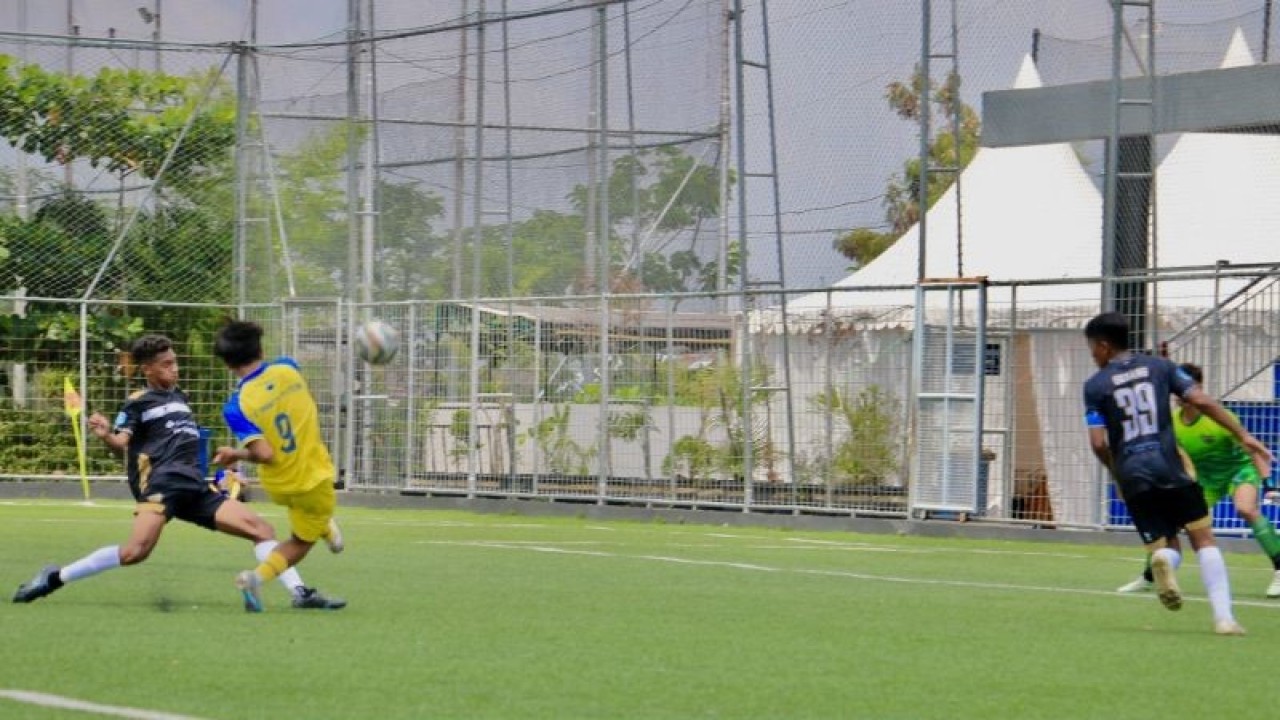 Pemain PS Barito Putera U-18 (kuning) melepaskan tendangan kaki kiri ke arah gawang Dewa United U-18 di Green Yakin Soccer Field Banjar, Kalimantan Selatan, Minggu (22/10/2023). (ANTARA/Tumpal Andani Aritonang)