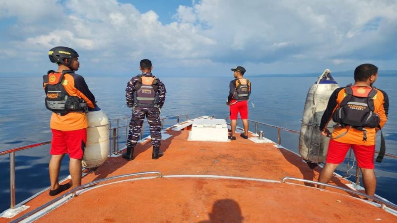 Basarnas Ternate, menerjunkan personelnya untuk membantu ABK kapal ikan KM Inka Mina Maritim 036 mengalami kebakaran di antara perairan Pulau Doko dan Palamea Kabupaten Halmahera Selatan saat mencari ikan, Kamis (26/10/2023). ANTARA/Abdul Fatah (Abdul Fatah)