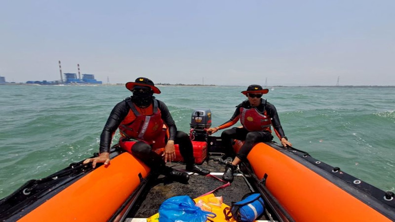 Tim penolong dari Basaras Cilacap melakukan pencarian terhadap seorang pencari ubur-ubur yang dilaporkan hilang di perairan Bunton, Kabupaten Cilacap, Senin (9/10/2023). ANTARA/HO-Basarnas Cilacap