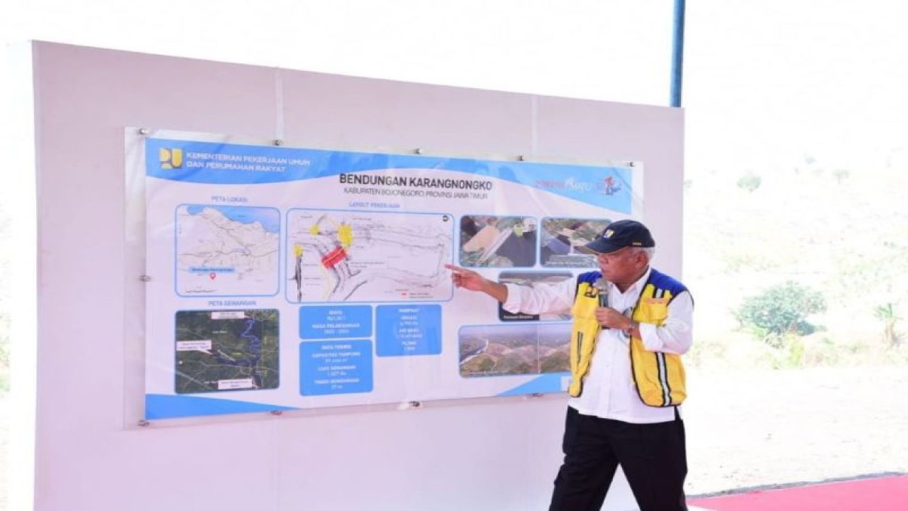 Menteri PUPR Basuki Hadimuljono di lokasi pembangunan proyek Bendung Gerak Karangnongko di Desa Ngelo, Margomulyo, Kabupaten Bojonegoro, Jawa Timur. ANTARA/HO - Kementerian PUPR