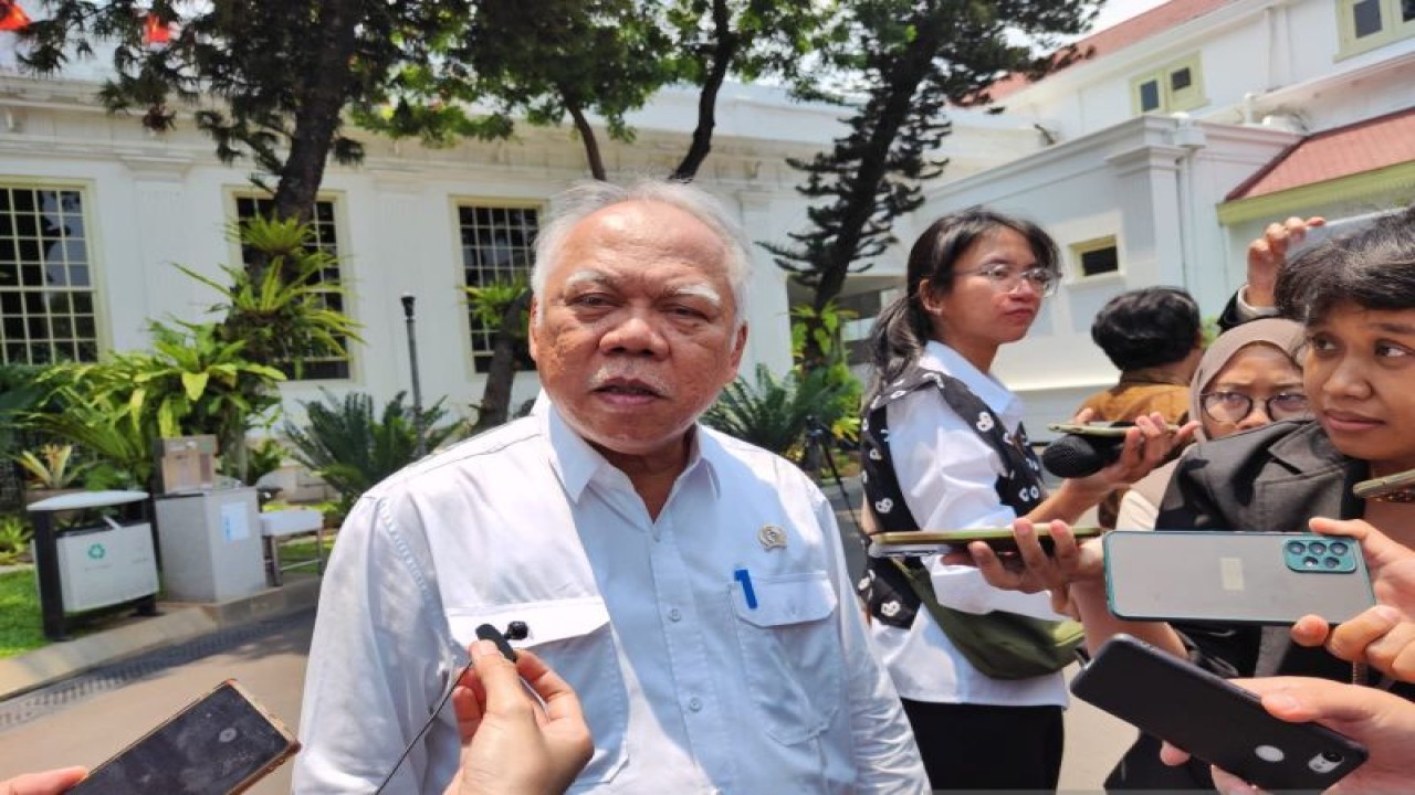 Menteri Pekerjaan Umum dan Perumahan Rakyat (PUPR) Basuki Hadimuljono saat ditemui di Istana Kepresidenan Jakarta, Senin (23/10/2023). ANTARA/Mentari Dwi Gayati