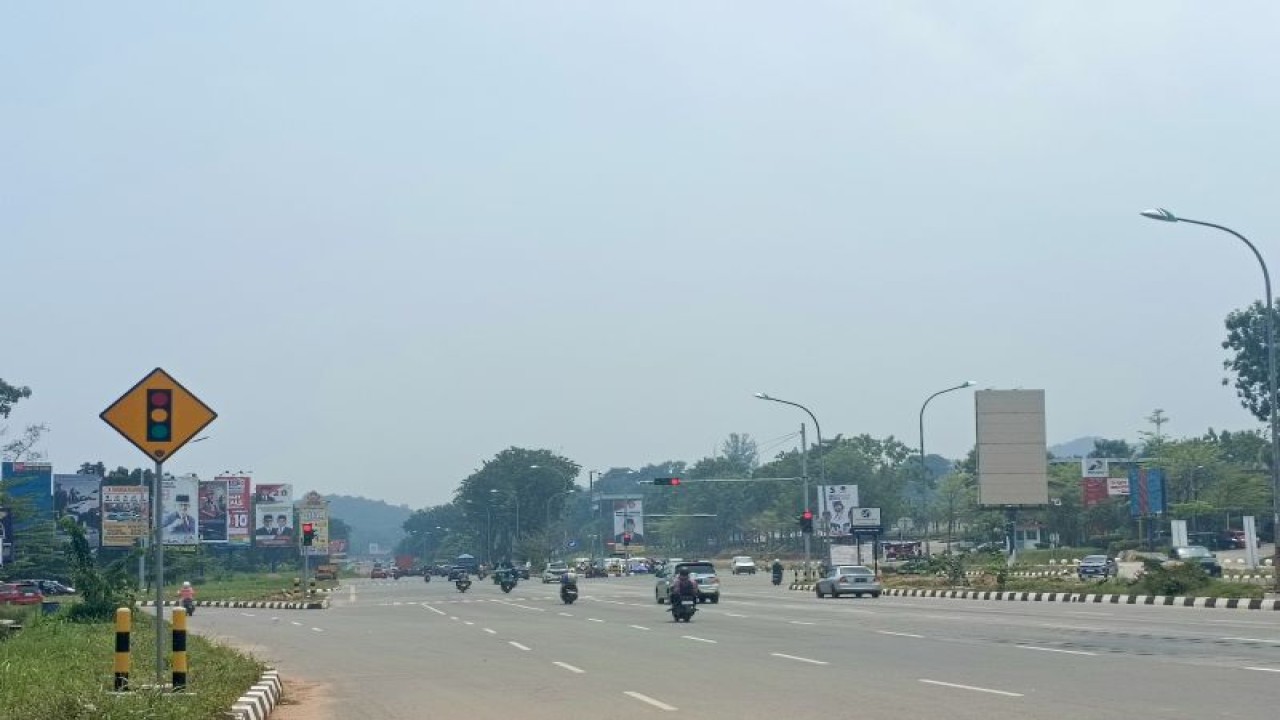 Kondisi kota Batam saat ini yang mulai mendapat kabut asap kiriman. (ANTARA/Yude)