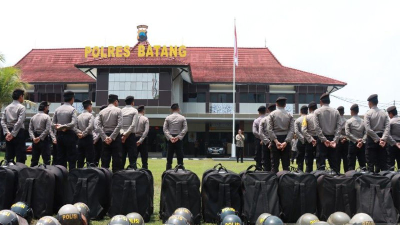 Kepala Polres Batang sedang memberikan arahan pada anggotanya dalam upaya pengamanan Pemilihan Umum 2024, di Batang, Selasa (24/10/2023). (ANTARA/Kutnadi)