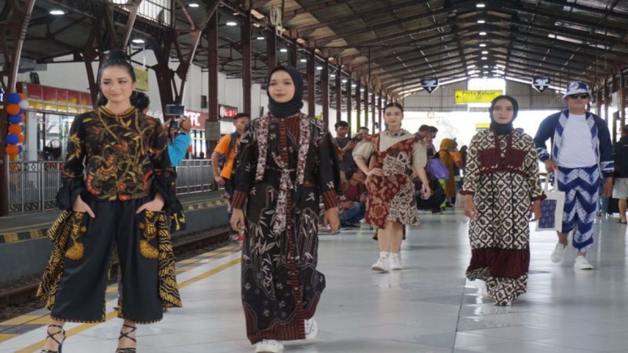 Peragawati dan peragawan memeragakan busana batik khas Banyumas dalam ajang "Fashion Batik on the Train and Station" yang digelar PT KAI (Persero) Daop 5 Purwokerto untuk memperingati Hari Batik Nasional 2023 di Stasiun Purwokerto, Kabupaten Banyumas, Senin (2/10/2023). (ANTARA/HO-KAI Purwokerto)
