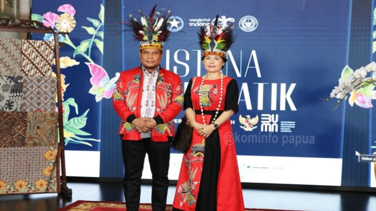 Penjabat Gubernur Papua, Muhammad Ridwan Rumasukun (Kiri) mengenakan busana batik Papua pada hari batik nasional (ANTARA/HO-Humas Pemprov Papua)