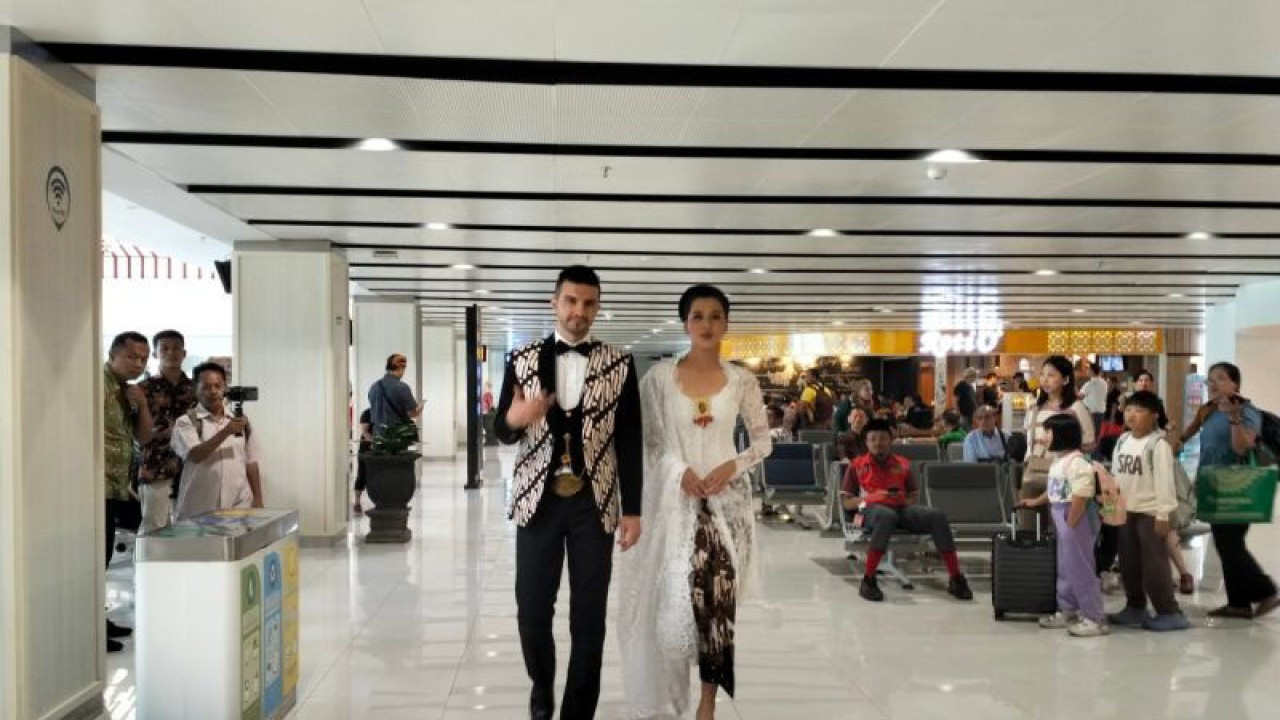 Peragaan busana pada Hari Batik Nasional di Bandara Adi Soemarmo Solo di Boyolali, Jawa Tengah, Senin (2/10/2023). ANTARA/Aris Wasita
