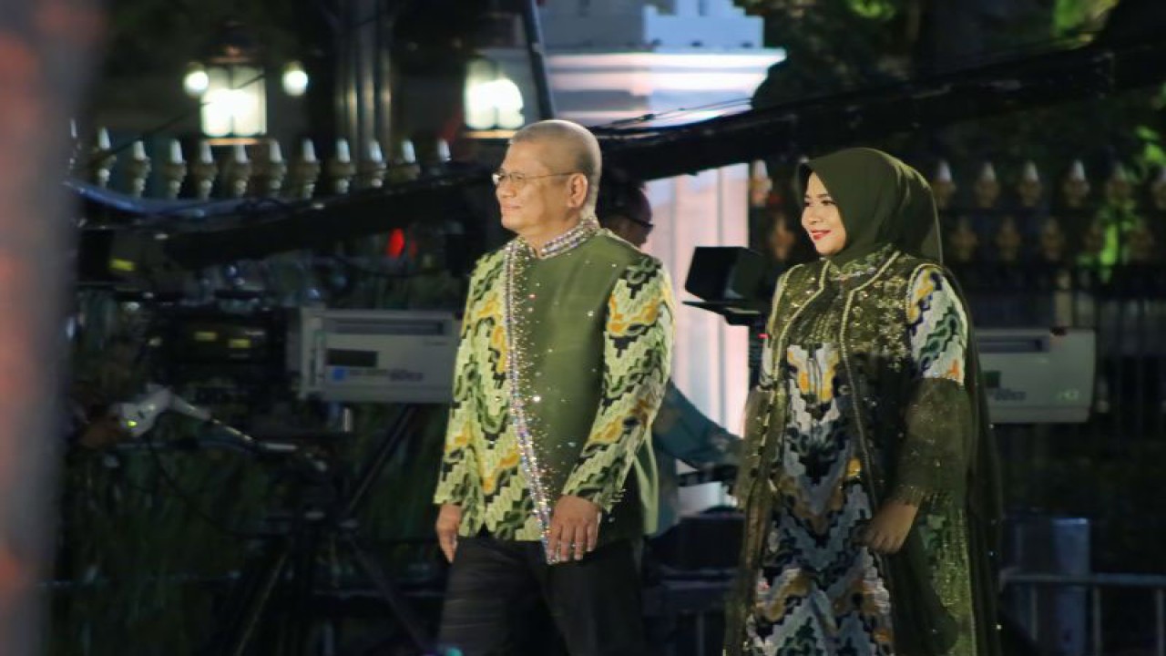 Pj Gubernur Kalbar Harisson bersama sang istri, mengenakan Batik Khas Pontianak yang diproduksi dari Kreasi Sungai Putat di bawah binaan Dekranasda Kota Pontianak. Ny. Windy Prihastari Harisson, berdiri di panggung utama pada acara pertunjukan busana di depan Presiden dan Wakil Presiden. (HO)