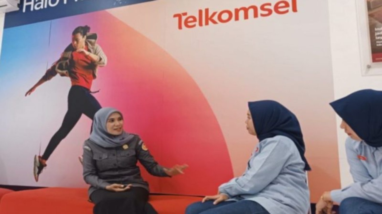 Badan Pengawas Pemilu (Bawaslu) Provinsi Sulawesi Barat (Sulbar) bekerja sama dengan Telkomsel dalam menyampaikan informasi Pemilu 2024 kepada masyarakat. (ANTARA Foto/ M Faisal Hanapi)