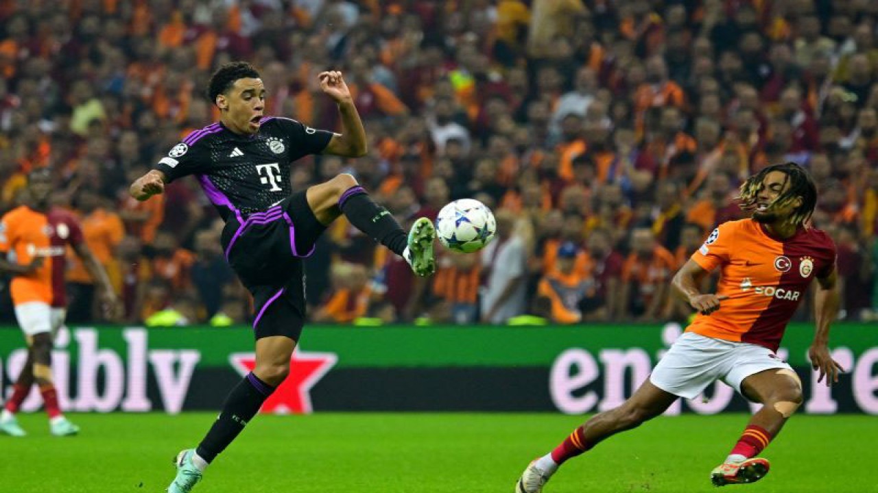 Gelandnag Bayern Munich Jamal Musiala (kiri) mengontrol bola di depan bek Galatasaray Sacha Boey (kanan) pada pertandingan Liga Champions yang dimainkan di Stadion Ali Sami yen, Istanbul, Turki, Selasa (24/10/2023). (ANTARA/AFP/YASIN AKGUL)