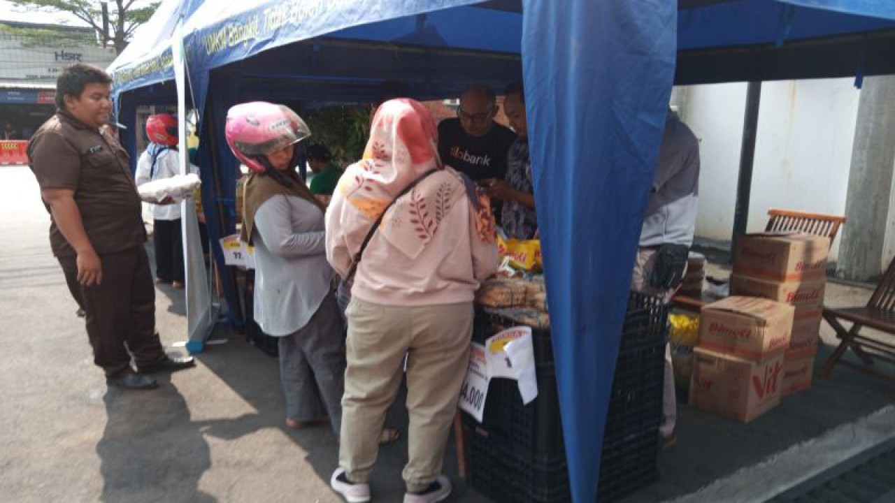 Sejumlah warga saat membeli kebutuhan pokok pada kegiatan bazar murah pangan di Mall UKM Kota Cirebon, Jawa Barat, Jumat (13/10/2023). (ANTARA/Fathnur Rohman)