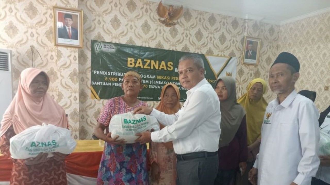 Penyerahan simbolis bantuan sosial Baznas Kabupaten Bekasi, Jawa Barat kepada warga dhuafa di Aula Kantor Kecamatan Tambun Utara, Kamis. (ANTARA/Pradita Kurniawan Syah).