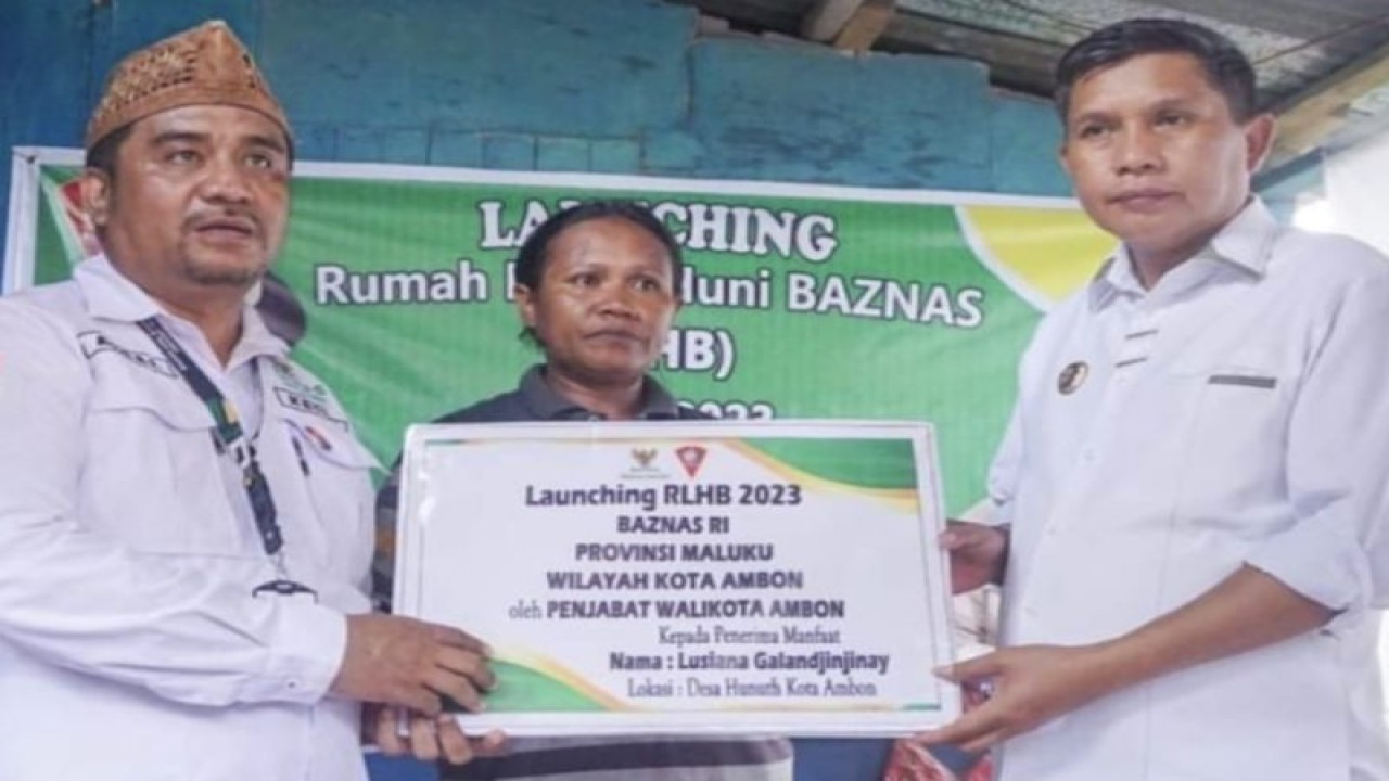 Badan Amil Zakat Nasional (Baznas) Provinsi Maluku, menyalurkan bantuan Rumah Layak Huni (RLH) Baznas Pusat bagi warga yang berdomisili di RT 03/RW 02, Desa Hunuth Durian Patah, Kecamatan Baguala, Kota Ambon. ANTARA/ Ho- Diskominfosandi Ambon