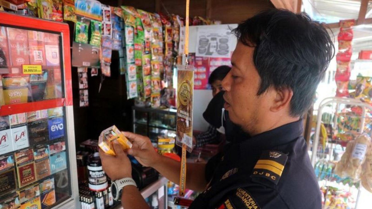 Petugas Kantor Bea Cukai Banjarmasin saat monitoring di bidang cukai terkait harga transaksi pasar produk hasil tembakau pada tempat penjualan eceran. ANTARA/Firman