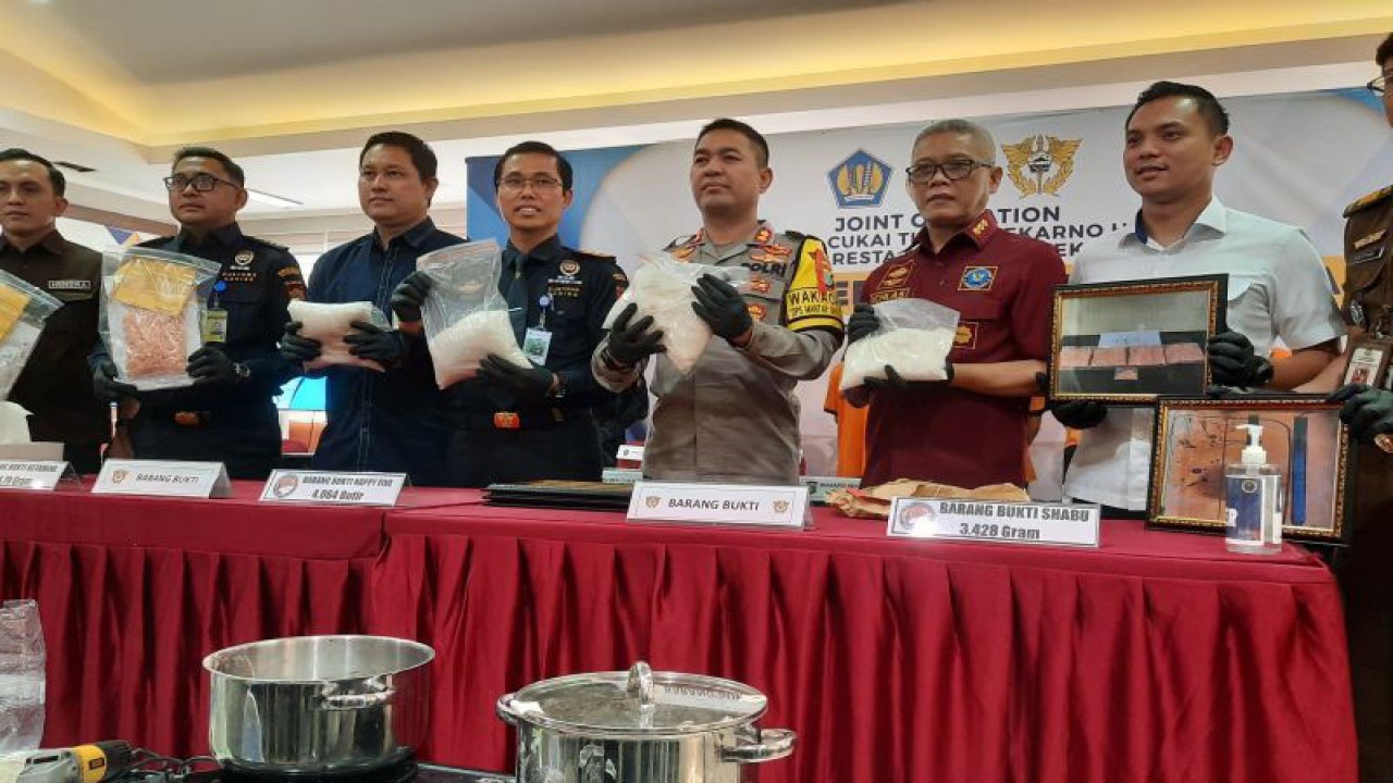 Kepala Bea Cukai Soetta Gatot Sugeng Wibowo saat menunjukan barang bukti hasil pengungkapan kasus penyelundupan narkotika di Bandara Soetta, Tangerang, Rabu (25/10/2023). (ANTARA/Azmi Samsul Maarif)