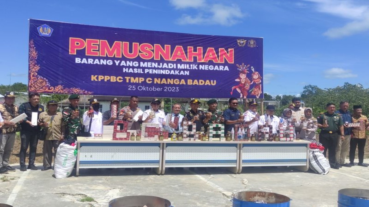 Pemusnahan barang ilegal hasil penindakan Bea Cukai Nanga Badau, di perbatasan Indonesia-Malaysia, wilayah Kapuas Hulu, Kalimantan Barat, Rabu (25/10/2023). ANTARA/HO-Humas Bea Cukai Badau. (Teofilusianto Timotius)
