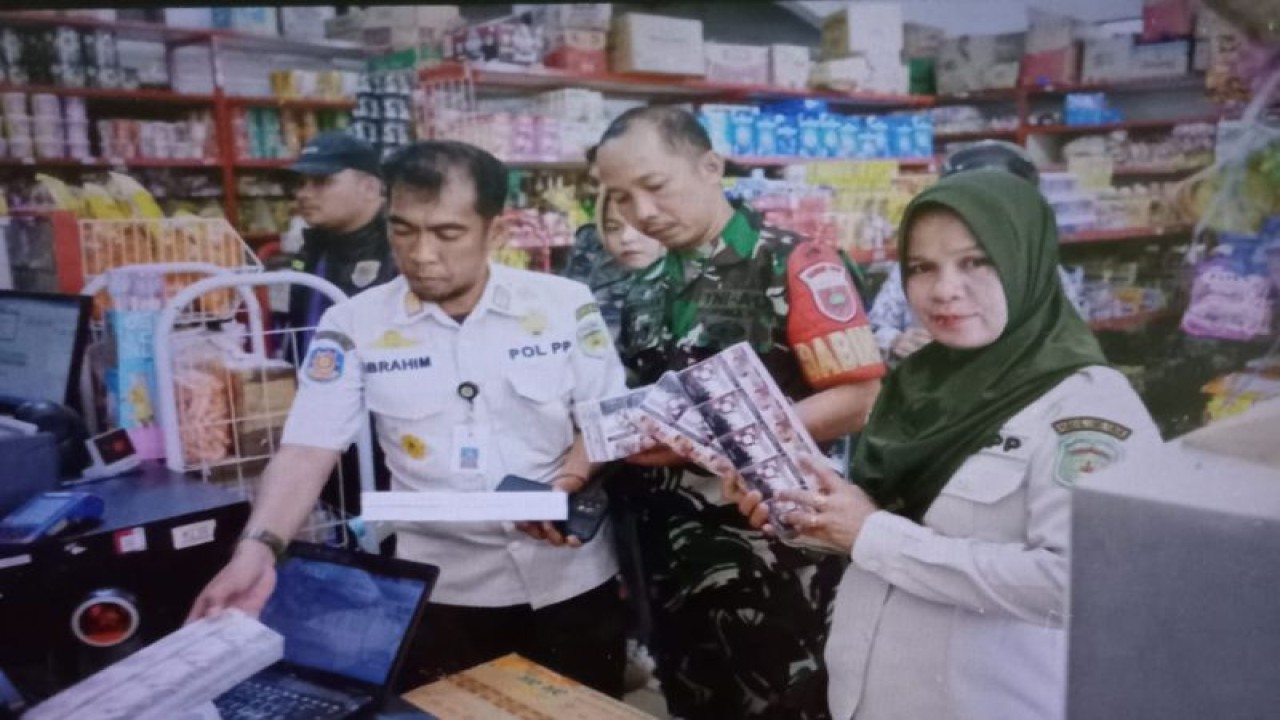 Bea Cukai Malili bersama Satpol PP dan TNI gelar Operasi Gempur Rokok Ilegal di Luwu Timur, 23-25 Oktober 2023.ANTARA/HO-Pemkab Lutim