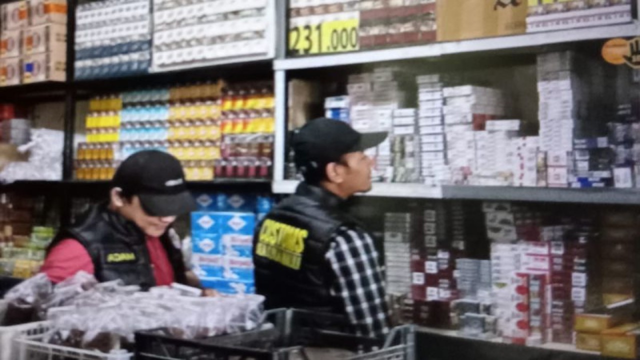 Tim gabungan Bea Cukai Malili bersama Pemkab Luwu gelar operasi pasar bertajuk Gempur Rokok Ilegal, 16-20 Oktober 2023.ANTARA/HO-Pemkab Luwu