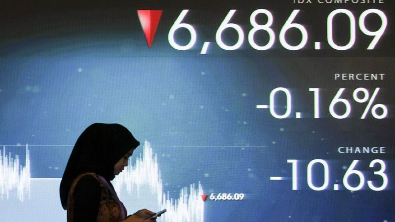 Ilustrasi - Pekerja berjalan di depan layar yang menampilkan pergerakan saham di Bursa Efek Indonesia, Jakarta, Selasa (4/7/2023). ANTARA FOTO/Hafidz Mubarak A/tom/aa.