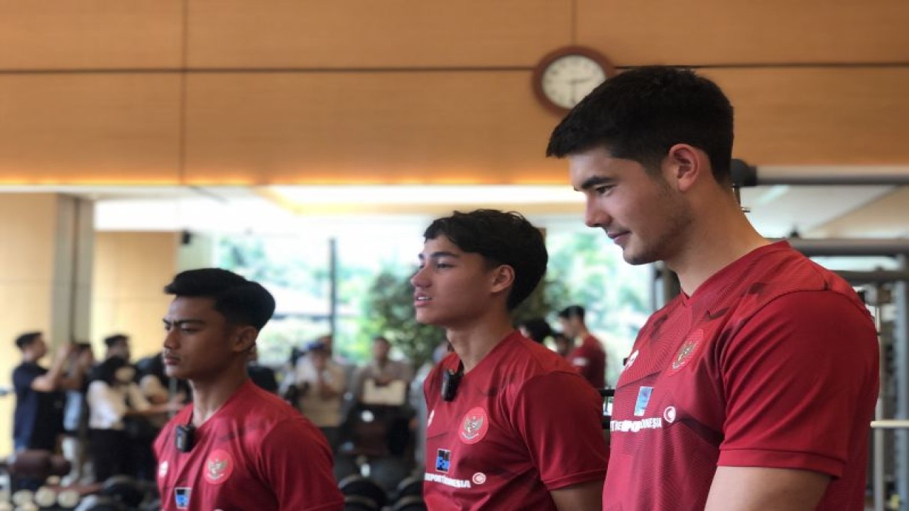 Bek timnas Indonesia Elkan Baggot (kiri) saat ditemui di Jakarta, Senin (9/10/2023). (ANTARA/Zaro Ezza Syachniar)